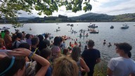 Descenso para todos en Navia: la versión lúdica de la prueba de natación llena de color y de humor el recorrido por la ría