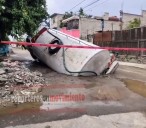 SE ABRIÓ SOCAVÓN EN VALLE DE CHALCO, UNA PIPA DE AGUA CAYÓ AL HOYO