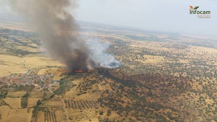 Confinadas casi 800 personas y solicitada ayuda a la UME para controlar el incendio de Navalmoralejo (Toledo)