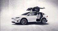 Por una falla en el GPS Tesla se niega a reemplazar la batería agotada de un vehículo: “Es un error, estacioné junto al lago no dentro”