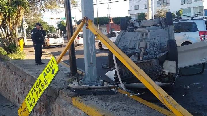 Mañana de accidentes en León: reportan volcadura y choque de ambulancia