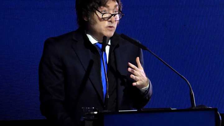 En Rosario, Javier Milei evitó referirse al escándalo de los audios por las presuntas coimas