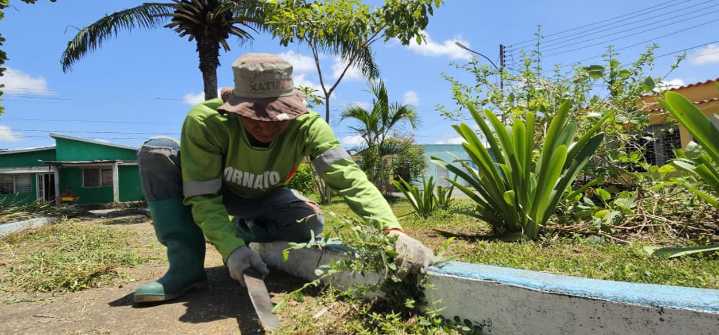 Realizan mantenimiento del ornato en la plaza Juan López Centeno del sector Brisas del Orinoco I