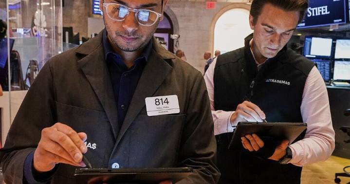 Wall Street holds at a standstill near its record heights
