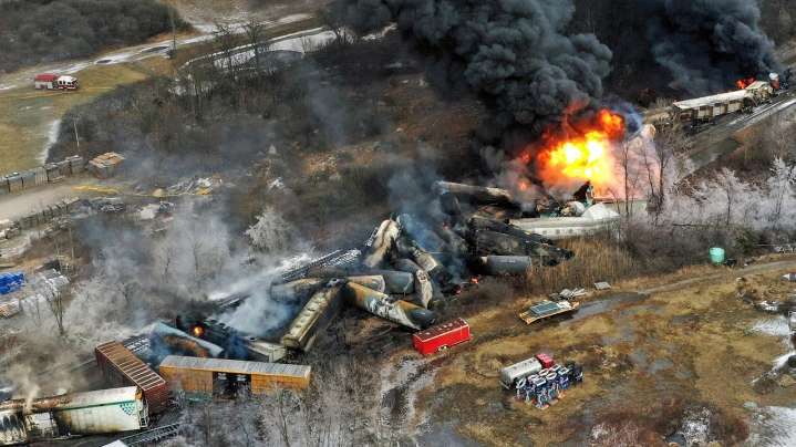 Apply safety rules to more trains carrying flammable cargo, lawmakers urge