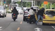 ¡Vea el forcejeo! Violento fleteo en la calle 3 de El Poblado quedó grabado en video