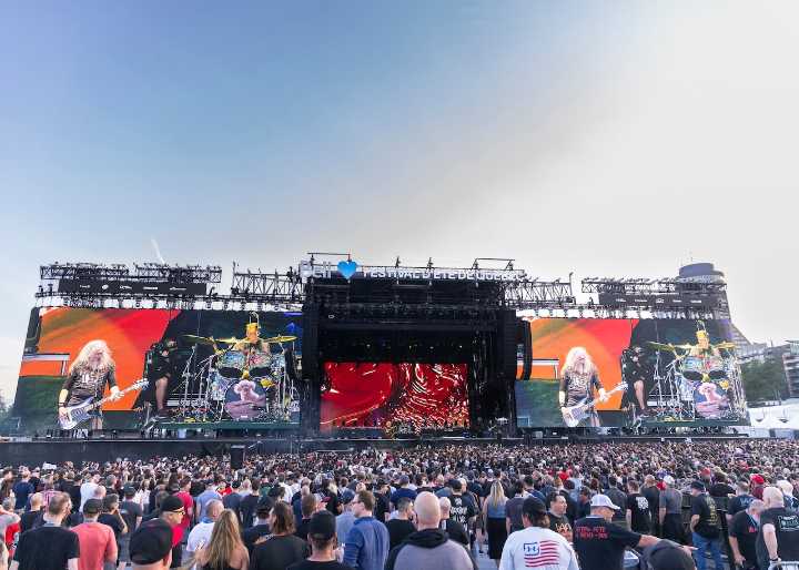 Iconic heavy metal band mourns loss of former guitarist in first show after his death