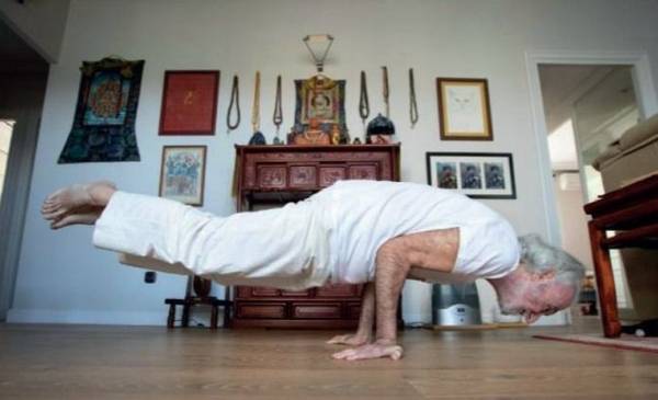 El maestro de yoga de 82 años que advirtió: “El 80% se ha mercantilizado”
