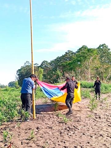 Autoridades retiran bandera colombiana