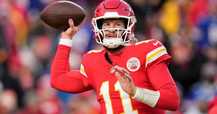 Vikings sign QB Carson Wentz to back up J.J. McCarthy, send Sam Howell to the Eagles