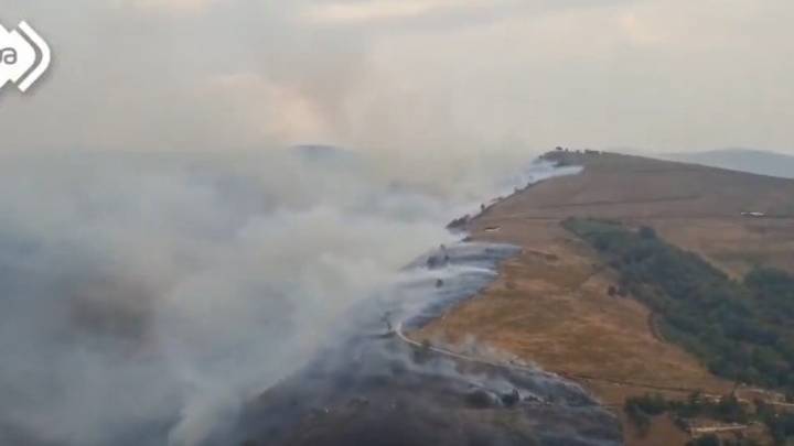 Un total de 12 incendios activos en Asturias: el avance del fuego preocupa en Cangas de Narcea