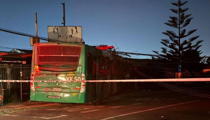 Micro impacta contra una panadería tras choque en Cerrillos
