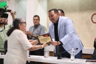 Reconocen a Alma González por su trayectoria de vida