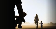 Mi expareja me dejó a su hijo y yo me hice cargo, ¿puedo denunciarla por pensión de alimentos?