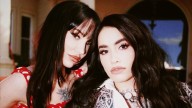 Lali Espósito y La Joaqui potencian su estilo en su nuevo videoclip: looks retro, pin