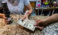 Precio del dólar del 28 de agosto se acerca a 146 bolívares