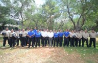 Entrega UACh nuevos uniformes a personal de Protección Civil, paramédicos y seguridad