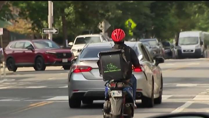 Dueños de negocios en D.C. reportan baja en pedidos en línea