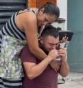Padre rompe en llanto luego de que un taxista ebrio dejara a su bebé de dos meses en gravedad