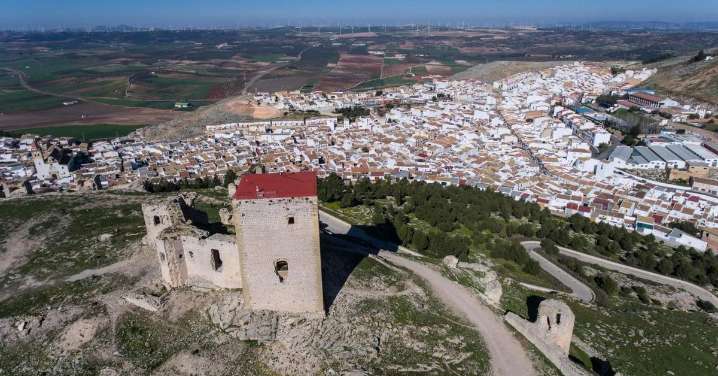 El pueblo de Málaga ante el que se rinde los expertos: "Es una pincelada blanca en medio de campos dorados"