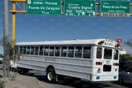 Choca ruta a pickup y termina impactada contra señalamiento vial