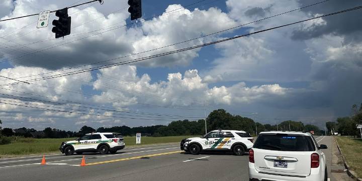 Crash with injuries closes Montgomery County highway
