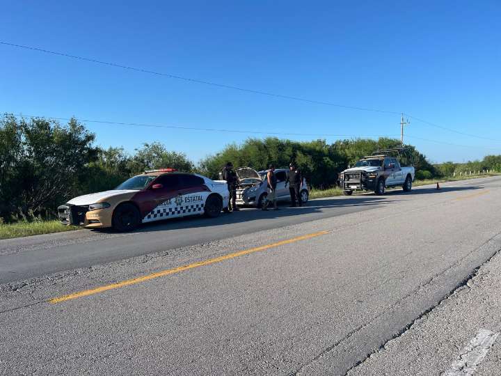 Guardia Estatal apoya a automovilista varado en carretera Matamoros