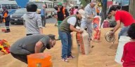 Tráiler cargado de trigo se vuelca en el Callao y vecinos se llevan la carga en baldes