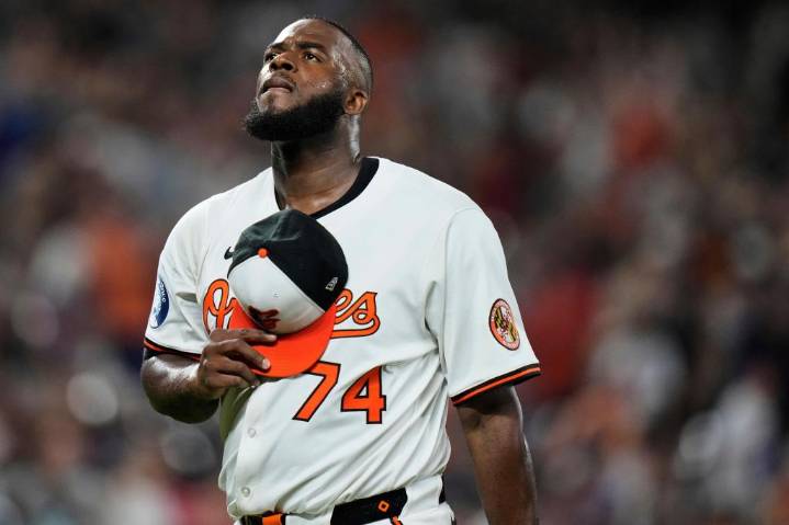 Félix Bautista de los Orioles enfrenta larga recuperación tras cirugía de manguito rotador y labrum