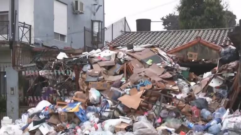 Vecinos de Don Torcuato denuncian que un hombre acumula basura en la puerta de su casa desde hace 10 años