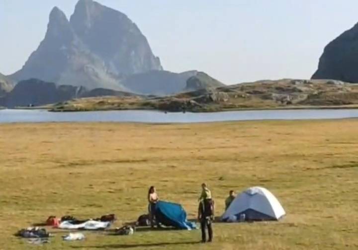 Interponen 86 propuestas de sanción por acampadas ilegales en el entorno del Ibón de Anayet