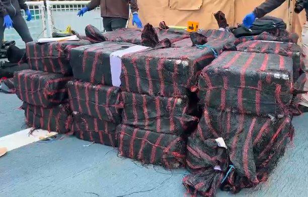 Ecuador y EEUU dieron duro golpe al narcotráfico en altamar al incautar 10,3 toneladas de droga (VIDEO)