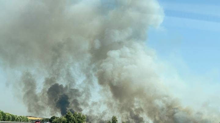 Movilizan 13 medios aéreos para el incendio en el paraje La Contienda de Aroche