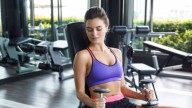 Mejor que las flexiones: el ejercicio infalible para fortalecer brazos y eliminar las alas de murciélago