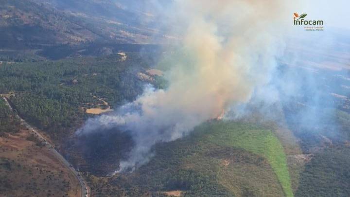 Controlado el incendio forestal de Salobre, que obligó a confinar dos balnearios