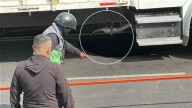 Caos en Periférico Oriente, cierran para retirar un camión que cayó en un socavón