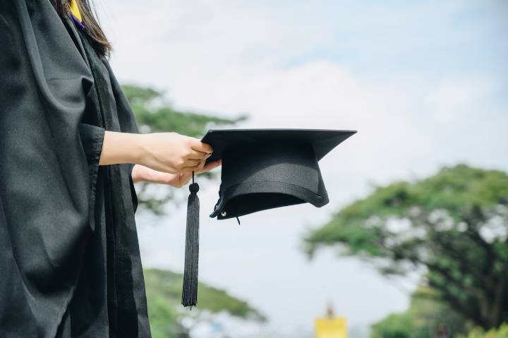 Dear Annie: Daughter chases dreams to $500K in student loans, while family falls apart around her