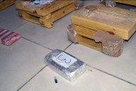 Traficaban cuatro kilos de cocaína dentro de tres bancos y una mesa plegable de madera