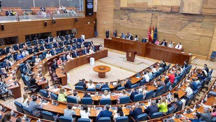 El PP rechaza la quita de deuda autonómica y PSOE y Más Madrid la defienden como alivio financiero