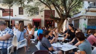 Manuel, hostelero en Valencia, denuncia que estos clientes "están dejando de gastar en los bares" y es una mala señal para España