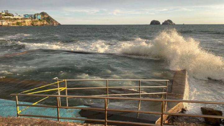 Por oleaje elevado en Mazatlán, cierran la alberca de Carpa Olivera a locales y turistas