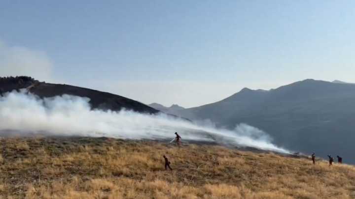 León, en llamas: la extinción del fuego en Llamas de Cabrera se complica mientras la carretera N
