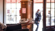 El aplaudido y criticado detalle de un hostelero vitoriano con uno de sus empleados