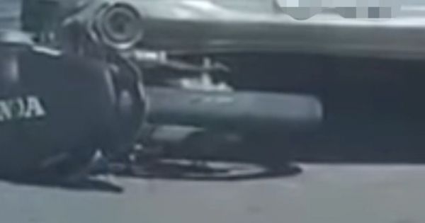 [URGENTE] Terrible accidente entre una moto y un auto en pleno centro