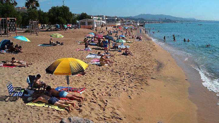 Badalona reabre las playas con bandera verde después de tres días de prohibición del baño