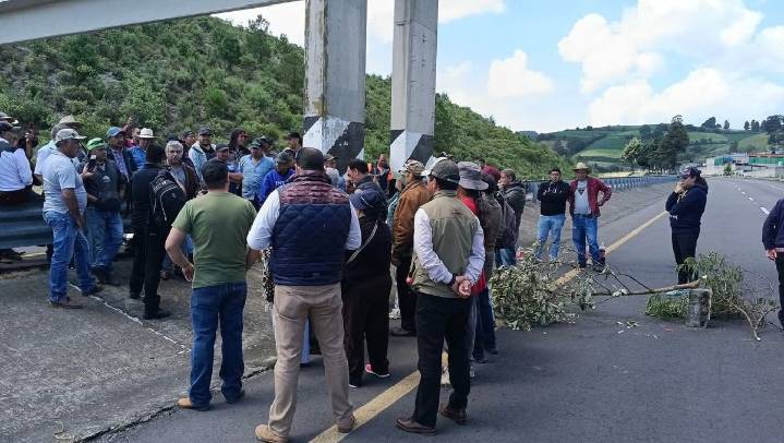 Ejidatarios bloquean autopista Tenango