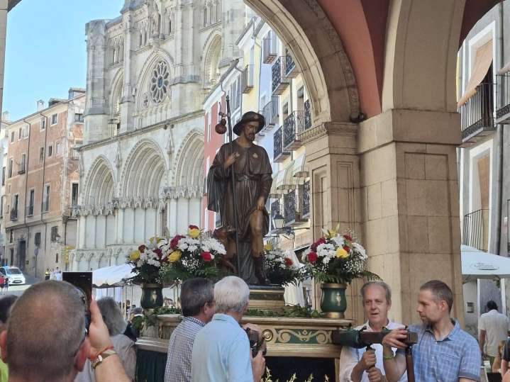 San Roque y la Virgen de la Fuensanta procesionan por las calles de Cuenca