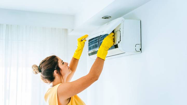 La forma correcta de limpiar el aire acondicionado para evitar daños y ahorrar hasta un 15% en el consumo de energía