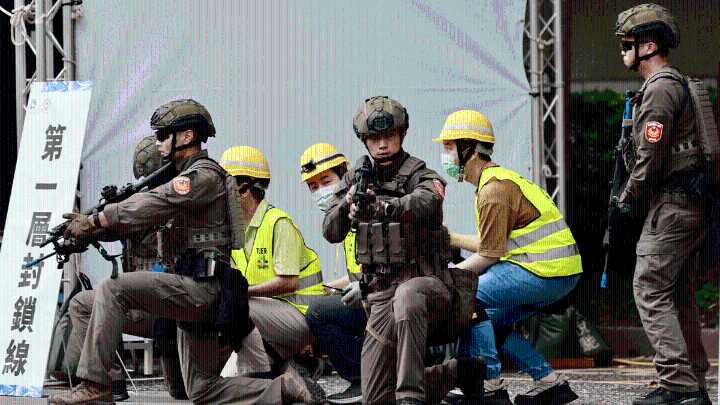 Cómo Taiwán se prepara para una potencial invasión de China con actores y simulacros