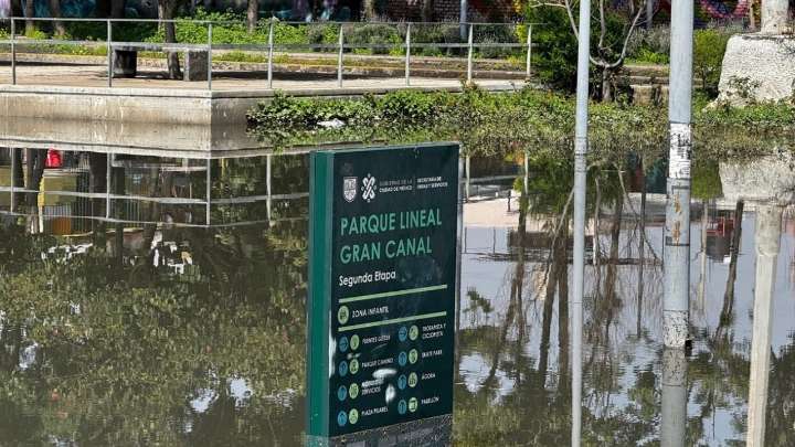 Persiste caos vial en CDMX tras lluvia del domingo; aeropuerto reanuda operaciones